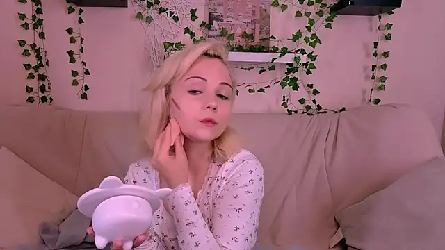 Charlotte Colinss online show from 22, 9, 2025