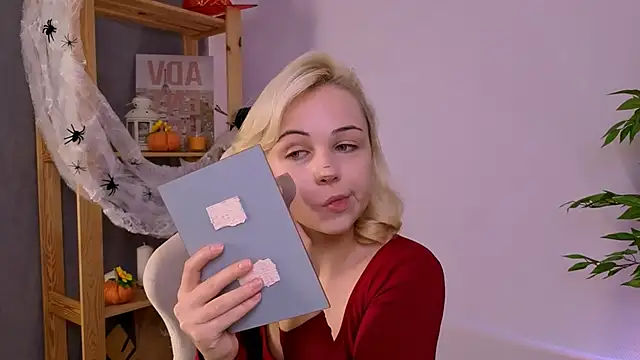 Charlotte Colinss online show from 28, 10, 2025