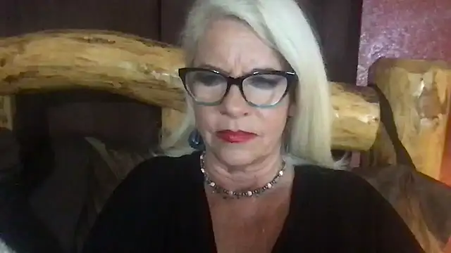 Snapshot of SubMissOlivia chatting on 8, 11, 2025 SubMissOlivia online show from 8, 11, 2025