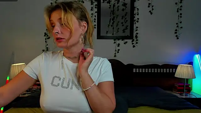 Snapshot of Ariana_Spring chatting on 10, 9, 2025 Ariana Spring online show from 10, 9, 2025