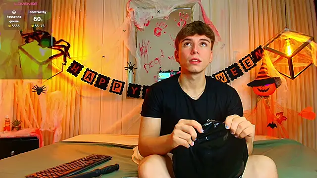 Snapshot of TaylerWhite chatting on 25, 10, 2025 TaylerWhite online show from 25, 10, 2025