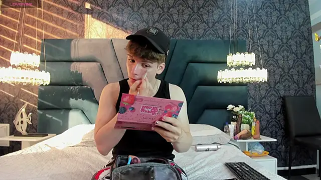 Snapshot of TaylerWhite chatting on 14, 12, 2025 TaylerWhite online show from 14, 12, 2025