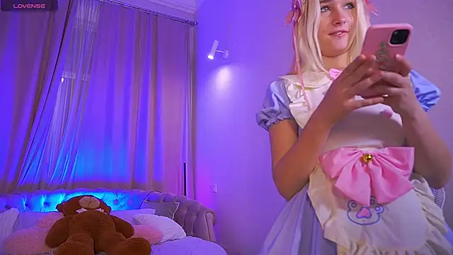 LilElfie online show from 26, 9, 2025