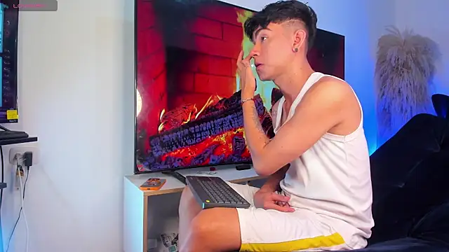 Snapshot of Steven_baby69 chatting on 28, 10, 2025 Steven baby69 online show from 28, 10, 2025