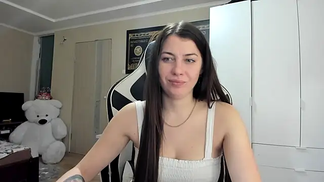 Snapshot of EmiLovsi chatting on 13, 10, 2025 EmiLovsi online show from 13, 10, 2025