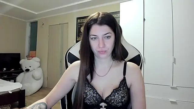 Snapshot of EmiLovsi chatting on 14, 12, 2025 EmiLovsi online show from 14, 12, 2025