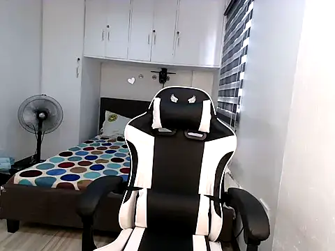 eattmebabyy online show from 28, 11, 2025