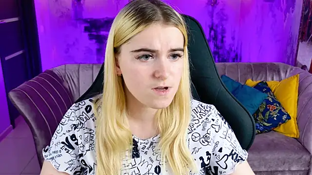 Snapshot of Stef_Nicks chatting on 22, 10, 2025 Stef Nicks online show from 22, 10, 2025