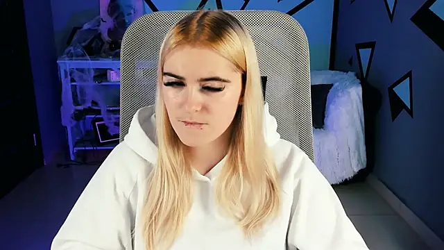 Snapshot of Stef_Nicks chatting on 28, 10, 2025 Stef Nicks online show from 28, 10, 2025