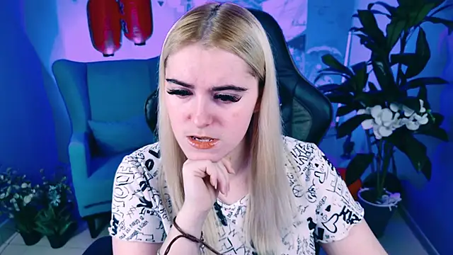 Snapshot of Stef_Nicks chatting on 6, 11, 2025 Stef Nicks online show from 6, 11, 2025