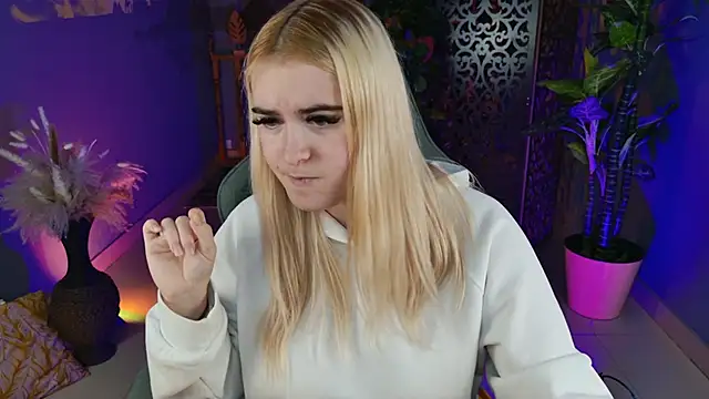 Snapshot of Stef_Nicks chatting on 8, 11, 2025 Stef Nicks online show from 8, 11, 2025