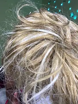 Seductive Yellow Titties online show from 31, 3, 2026