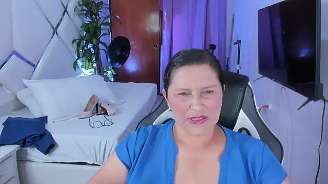 Snapshot of KikaDuque chatting on 11, 11, 2025 KikaDuque online show from 11, 11, 2025