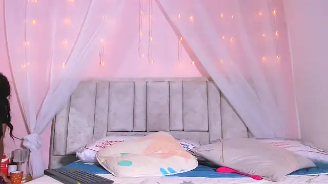 Rachellcooperrr online show from 3, 10, 2025