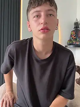 Snapshot of aronn_tay chatting on 7, 11, 2025 aronn tay online show from 7, 11, 2025