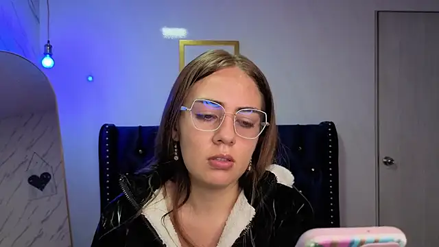 Luna Star v online show from 8, 11, 2025