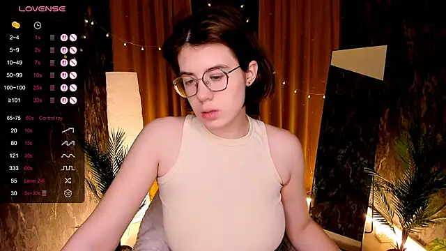 Snapshot of BellaCaress chatting on 14, 12, 2025 BellaCaress online show from 14, 12, 2025