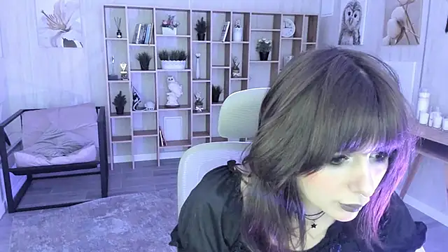 Snapshot of CrystallBloom chatting on 28, 10, 2025 CrystallBloom online show from 28, 10, 2025