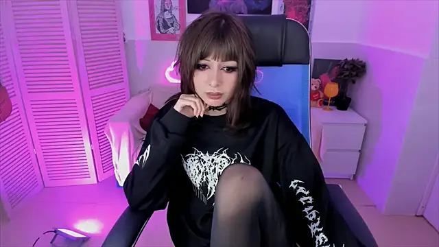 Snapshot of CrystallBloom chatting on 5, 11, 2025 CrystallBloom online show from 5, 11, 2025