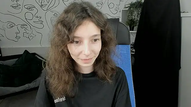 Snapshot of EmmanuellBrown chatting on 10, 9, 2025 EmmanuellBrown online show from 10, 9, 2025