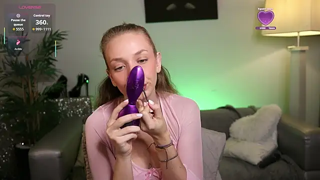 Snapshot of NovaHollisx chatting on 14, 11, 2025 NovaHollisx online show from 14, 11, 2025