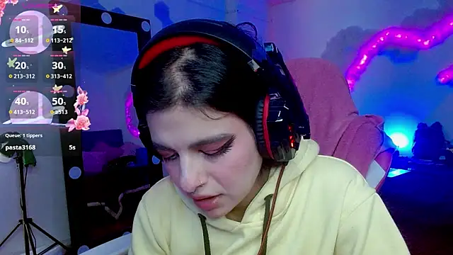 larah uwu online show from 21, 10, 2025