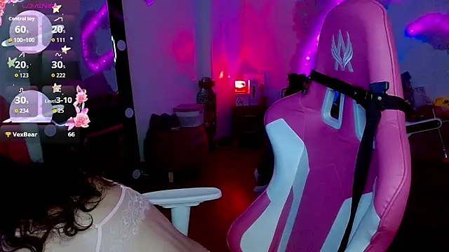 larah uwu online show from 4, 11, 2025