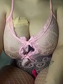 Snapshot of emiliafrancaise chatting on 14, 2, 2026 emiliafrancaise online show from 14, 2, 2026