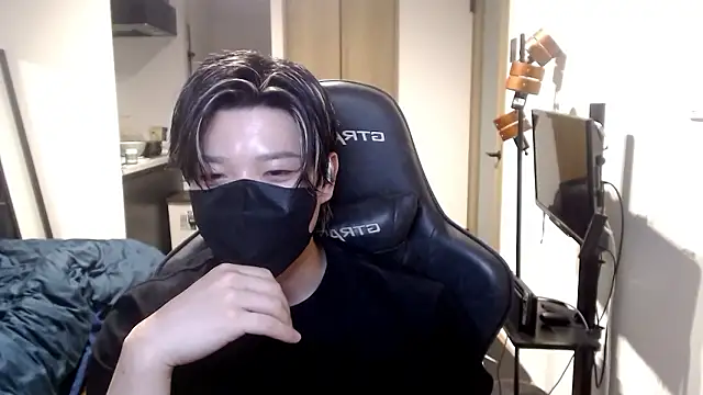 Snapshot of Mei-Tanaka chatting on 3, 10, 2025 Mei-Tanaka online show from 3, 10, 2025