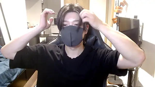 Snapshot of Mei-Tanaka chatting on 8, 10, 2025 Mei-Tanaka online show from 8, 10, 2025