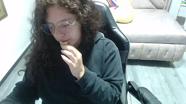 Snapshot of Velvet_Moon_V chatting on 4, 11, 2025 Velvet Moon V online show from 4, 11, 2025