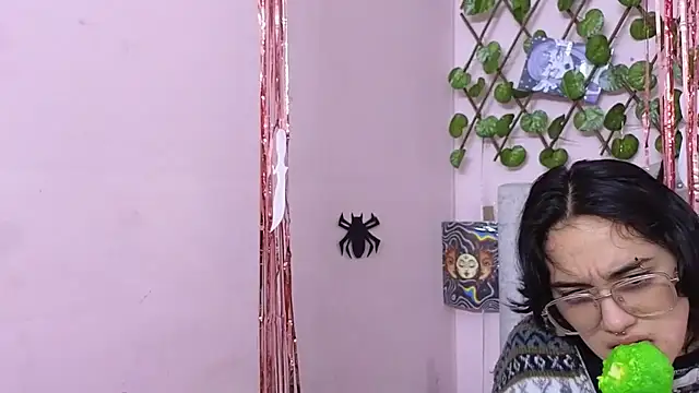 katalinathxandbritney1 online show from 6, 10, 2025