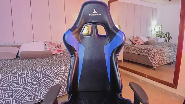 mia rousse25 online show from 15, 12, 2025