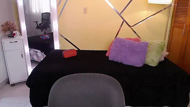 shirleyrojas online show from 5, 11, 2025