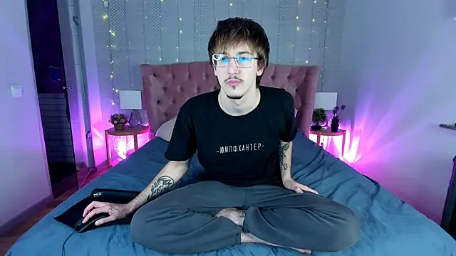 Snapshot of KiskaKurt chatting on 16, 11, 2025 KiskaKurt online show from 16, 11, 2025