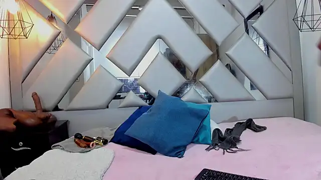 Snapshot of Lorenn_Hill chatting on 18, 10, 2025 Lorenn Hill online show from 18, 10, 2025
