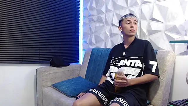 Snapshot of Isaac_tan chatting on 9, 10, 2025 Isaac tan online show from 9, 10, 2025