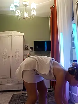 Julia Giulia online show from 17, 12, 2025