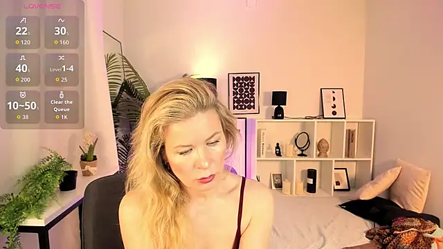 Julia Giulia online show from 3, 4, 2026