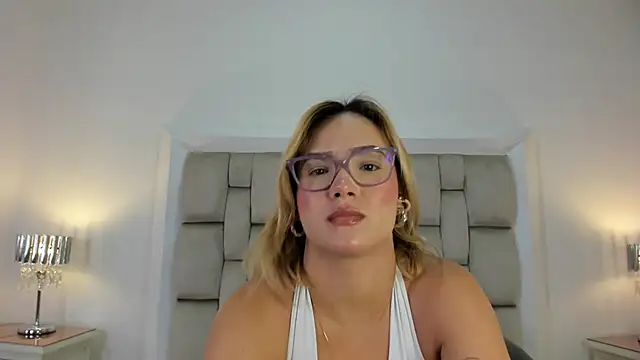 Snapshot of frehia_dimou chatting on 24, 4, 2026 frehia dimou online show from 24, 4, 2026