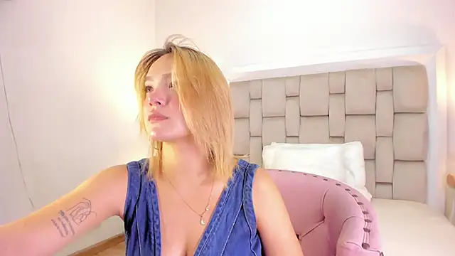Snapshot of frehia_dimou chatting on 17, 5, 2026 frehia dimou online show from 17, 5, 2026