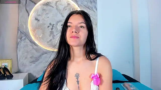 Snapshot of RoxanaBorns_ chatting on 13, 11, 2025 RoxanaBorns online show from 13, 11, 2025