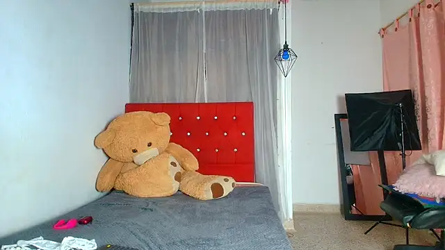 naomi campbel  online show from 23, 9, 2025