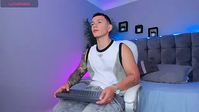 Snapshot of Thomas_moon chatting on 4, 7, 2026 Thomas moon online show from 4, 7, 2026