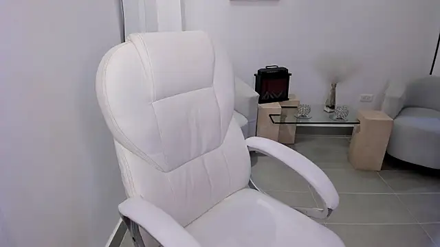 Karliie kloss  online show from 9, 10, 2025