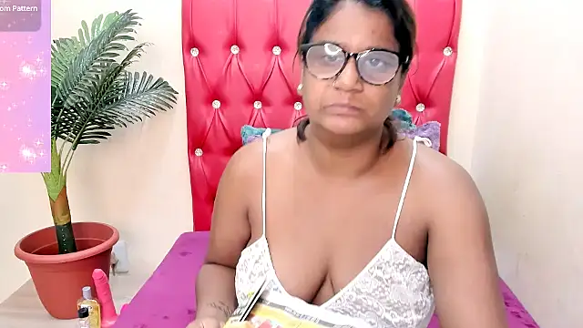 Strawberry Lips online show from 19, 9, 2025