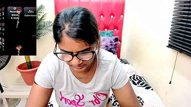 Strawberry Lips online show from 6, 10, 2025