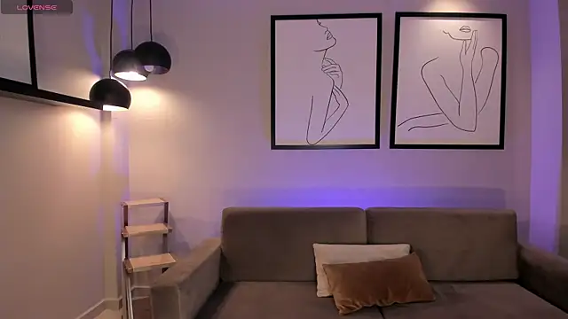 MiaLaurence online show from 8, 10, 2025