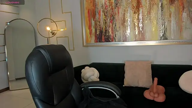 MiaLaurence online show from 7, 3, 2026