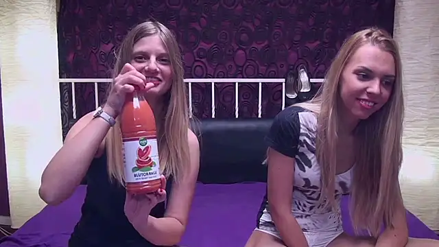 Snapshot of BlondeWitches chatting on 22, 3, 2025 BlondeWitches online show from 22, 3, 2025